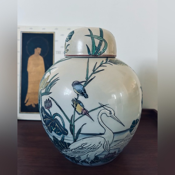 Vintage Chinese Porcelain Ginger Jar with Cranes and Lotus Motif - Picture 2 of 4